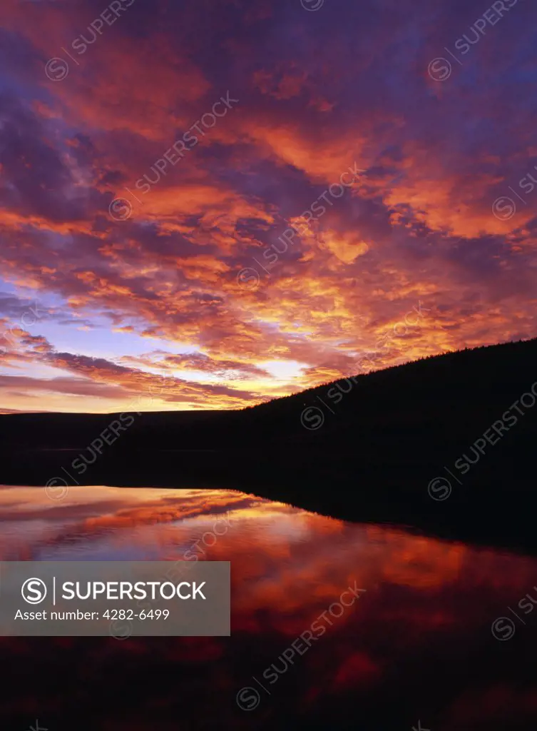 England, Derbyshire, Ladybower Reservoir. Dramatic sunrise over Ladybower Reservoir, in the Upper Derwent Valley.