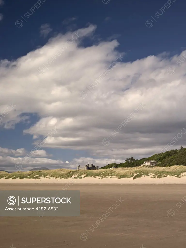 Wales, Gwynedd, Harlech. View across Harlech beach towards Harlech Castle, built by Edward l in the late thirteenth century as one of the most formidable of his 'iron ring' of fortresses.