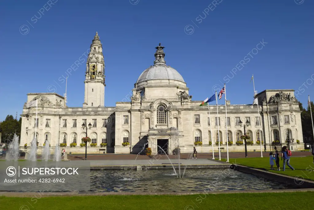 Wales, Cardiff, Cardiff. City Hall in Cardiff, a magnificent Edwardian building in the English Renaissance style completed in 1904.