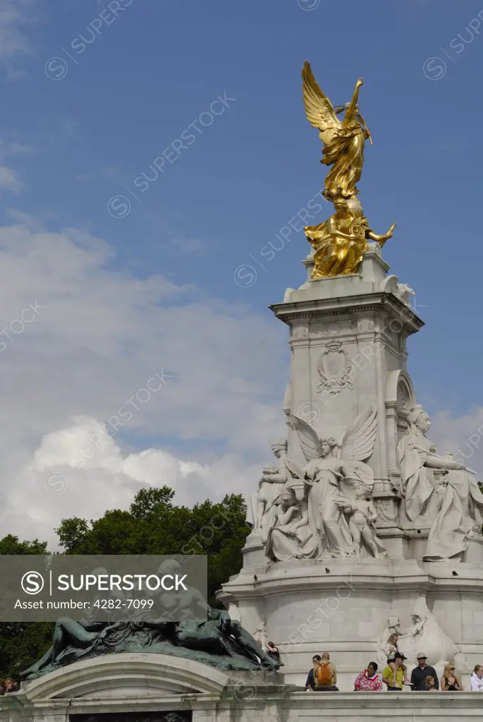 England, London, Buckingham Palace. The Victoria Memorial in Queen's Gardens in front of Buckingham Palace.