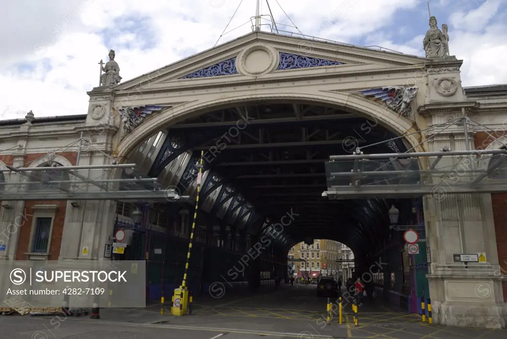 England, London, Smithfield market. The entrance to Smithfield market, a famous meat market. Meat has been bought and sold at Smithfield market for over 800 years making it one of the oldest markets in London.