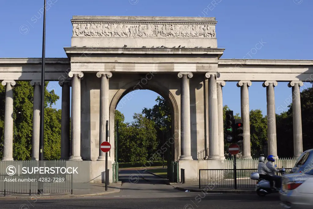 England, London, Hyde Park Corner. The archway at Hyde Park Corner in London.
