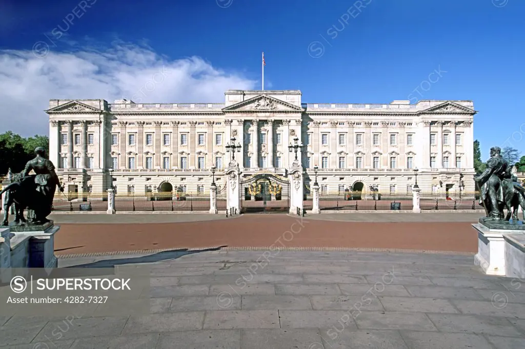 England, London, The Mall. Buckingham Palace, one of the homes of the British Royal family.