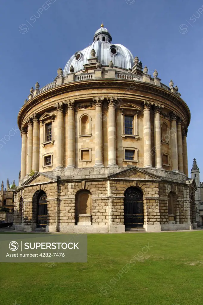 England, Oxfordshire, Oxford. The Radcliffe Camera building. Originally a science library, it has become a reading room of the Bodleian Library.