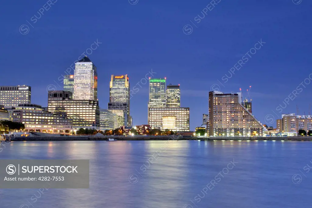 England, London, Canary Wharf. Dusk view of Canary Wharf Tower and other buildings in the docklands on the Isle of Dogs. Canary Wharf Tower is the tallest building in Britain and the architect was Cesar Pelli.