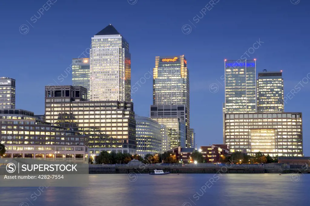 England, London, Canary Wharf. Dusk view of Canary Wharf Tower and other buildings in the docklands on the Isle of Dogs. Canary Wharf Tower is the tallest building in Britain and the architect was Cesar Pelli.
