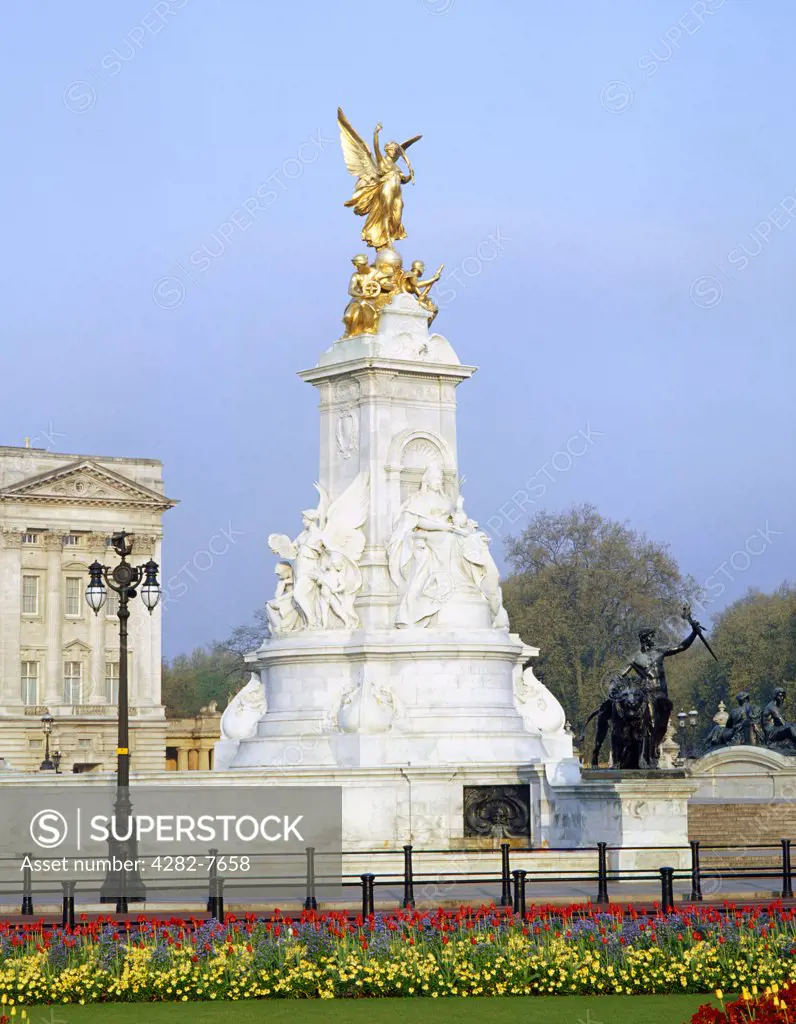 England, London, Westminster. The statue of Queen Victoria in front of Buckingham Palace.