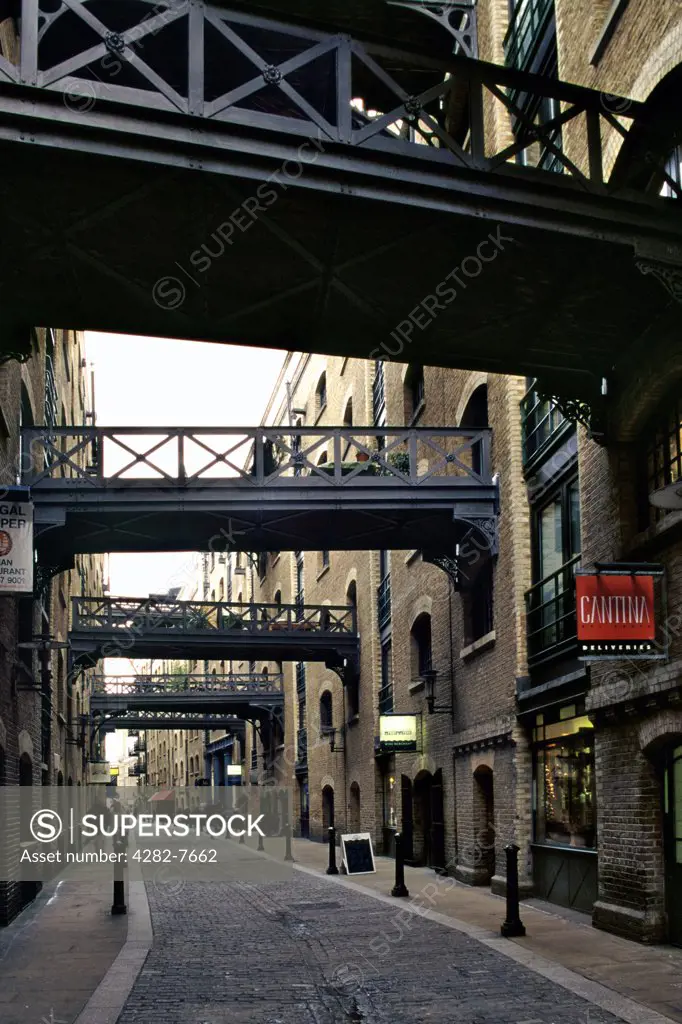 England, London, Bermondsey. Victorian era walkways crossing between buildings above the streets of Shad Thames.