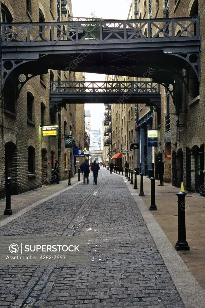 England, London, Bermondsey. Victorian era walkways crossing between buildings above the streets of Shad Thames.