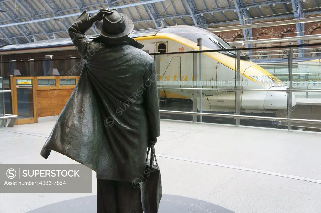 England, London, St Pancras. John Betjeman statue by Martin Jennings on the concourse of St Pancras Station, the home of Eurostar. Betjeman helped save St Pancras from demolition in the 1960's.