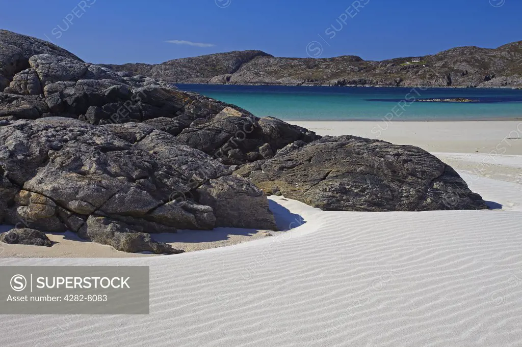 Scotland, Highland, Achmelvich. The turquoise waters and white sandy beach of Achmelvich Bay in the noth west of Scotland.