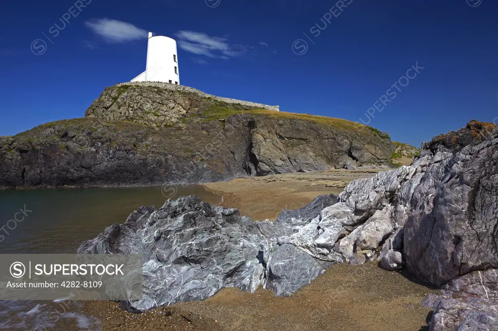 Wales, Anglesey, Llanddwyn Island. Twr Mawr Light at the southern entrance to the Menai Strait within the Llanddwyn Island National Nature Reserve.