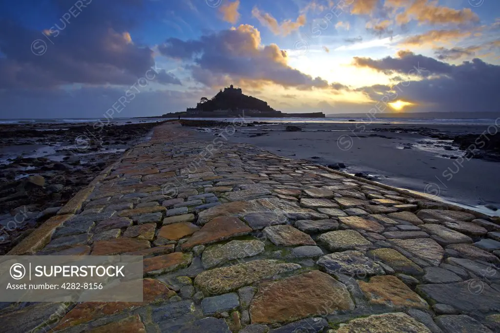 England, Cornwall, Marazion. View along the causeway at low tide leading to St Michaels Mount in Mount's Bay.