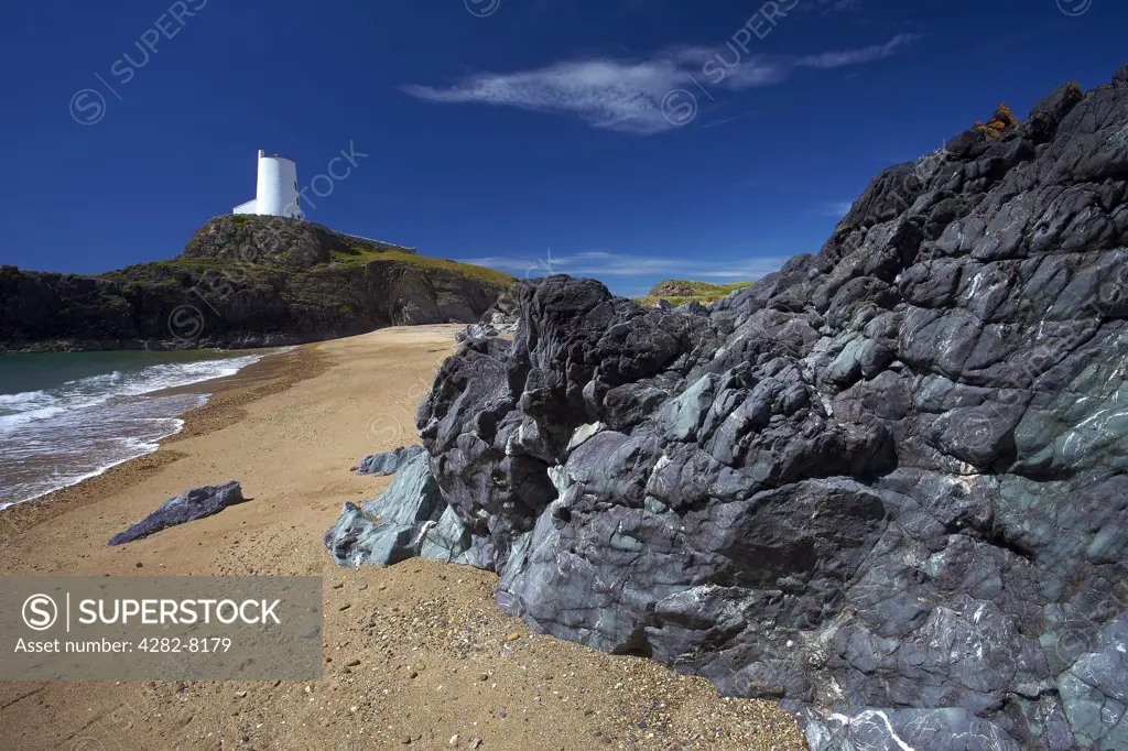 Wales, Anglesey, Llanddwyn Island. Twr Mawr Light at the southern entrance to the Menai Strait within the Llanddwyn Island National Nature Reserve.