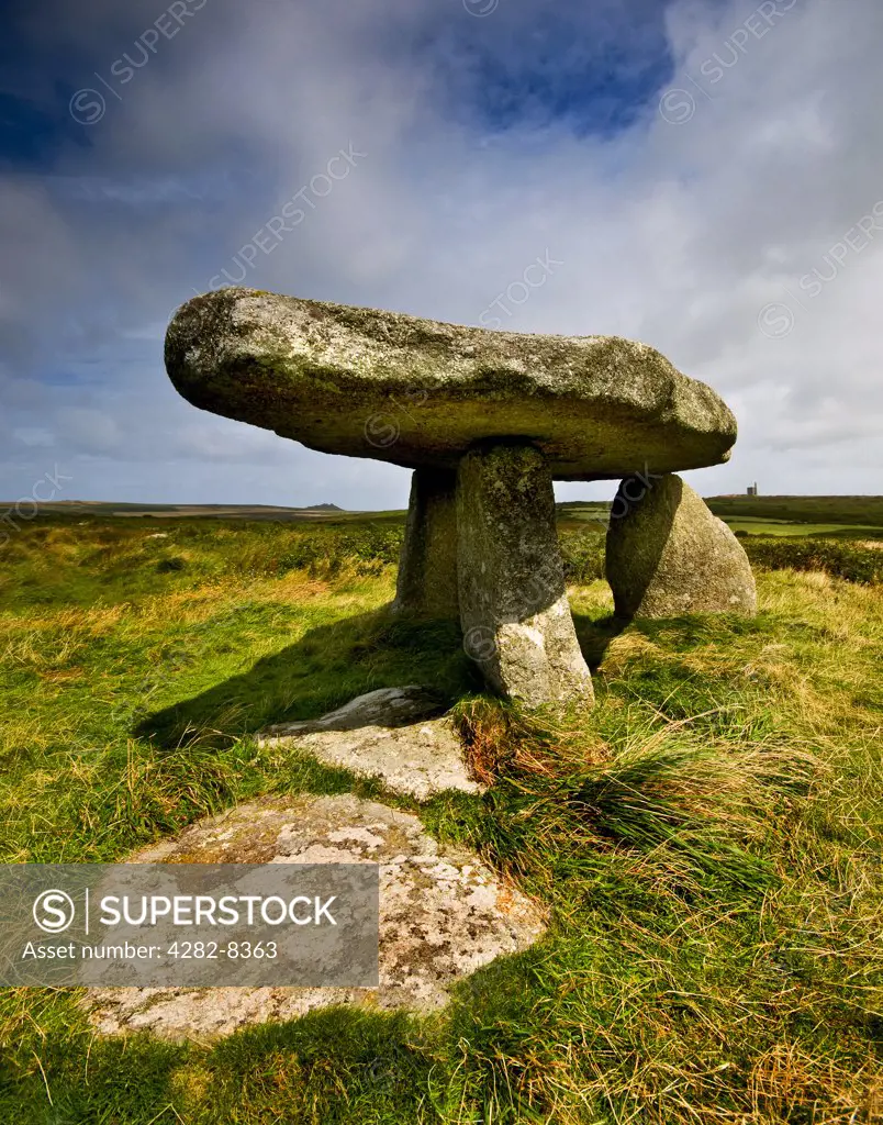 England, Cornwall, Penzance. Lanyon Quoit, believed to be a ritual funeral site, dating from the Neolithic period (3500-2500BC).