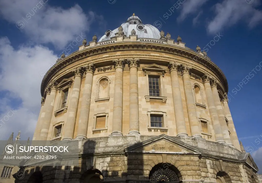 England, Oxfordshire, Oxford. Radcliffe Camera in Oxford, designed by James Gibbs in the English Palladian style and built in 1737-1749 to house the Radcliffe Science Library.