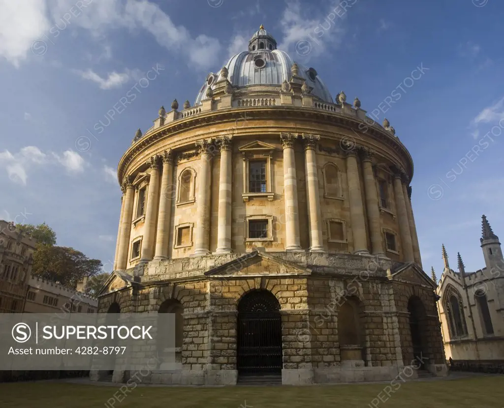 England, Oxfordshire, Oxford. Radcliffe Camera in Oxford, designed by James Gibbs in the English Palladian style and built in 1737-1749 to house the Radcliffe Science Library.