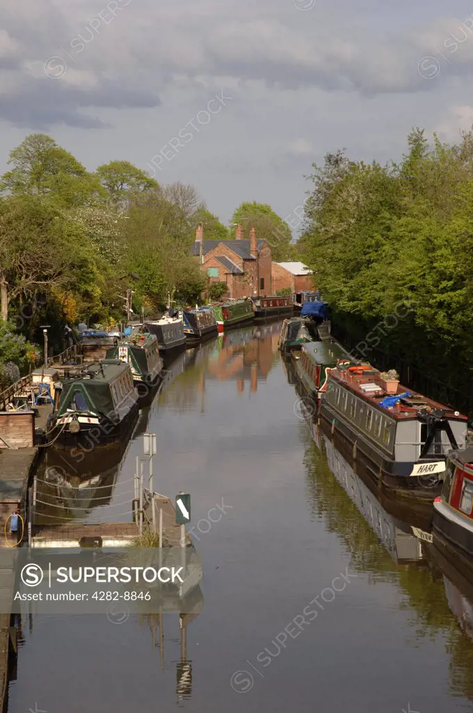 England, Warwickshire, Warwick. Residential narrowboats moored on the Saltisford arm of the Grand Union Canal in Warwick.