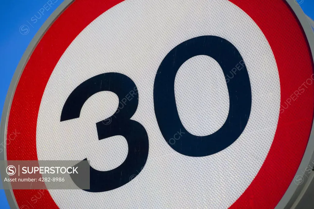England, Warwickshire, Warwick. A 30 miles per hour (mph) speed restriction sign.