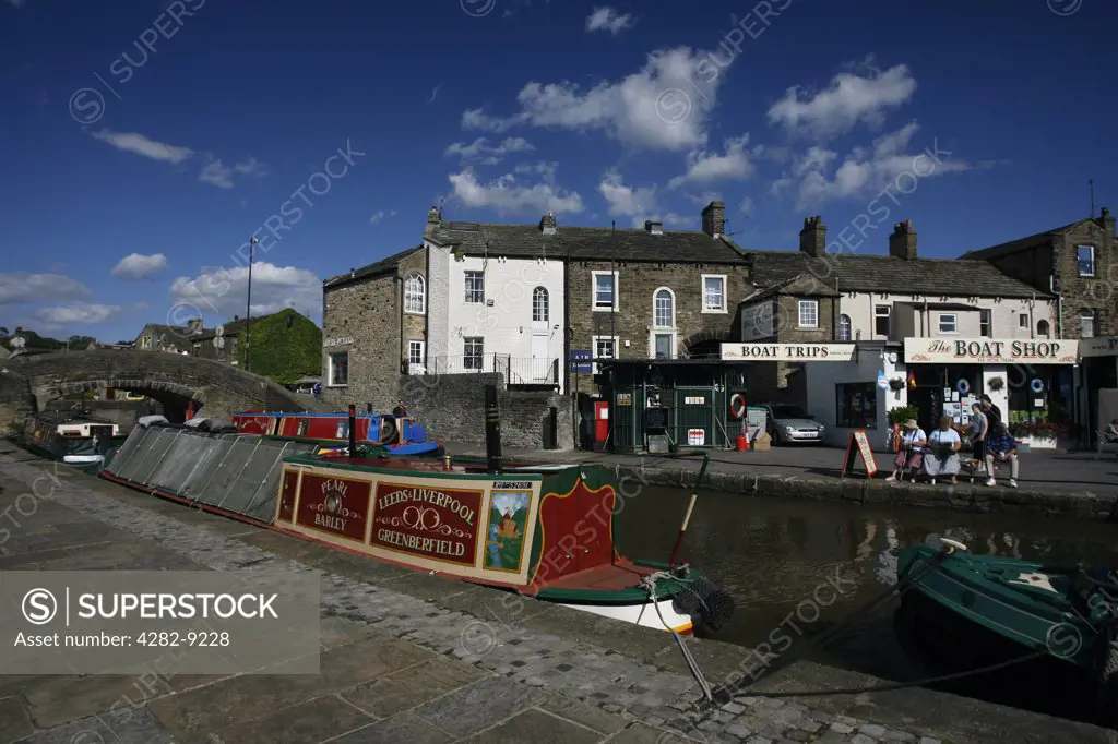 England, North Yorkshire, Skipton. Narrowboats moored along the Leeds and Liverpool canal in Skipton.