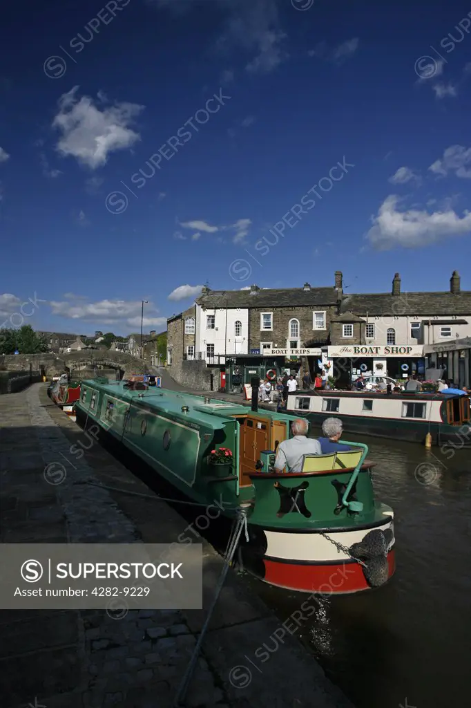 England, North Yorkshire, Skipton . Narrowboats moored along the Leeds and Liverpool canal in Skipton.