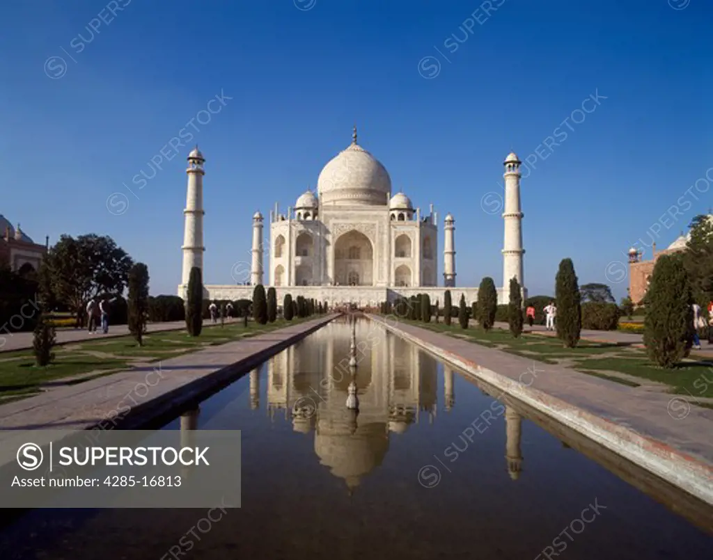 Taj Mahal in Agra, Uttar Pradesh, India built in the 17th Century by Emperor Shahjahan