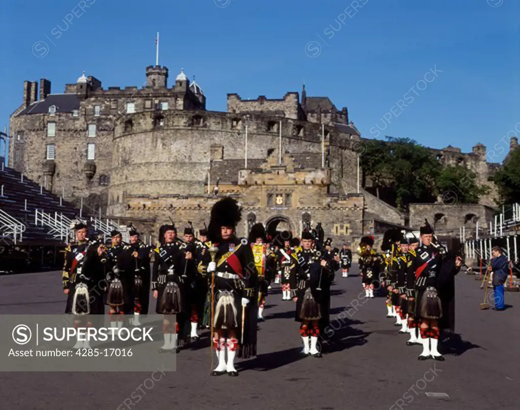 Scottish Pipers Blowing Bagpipes, Edinburgh Castle, Edinburgh, Scotland, United Kingdom ( Great Britain )