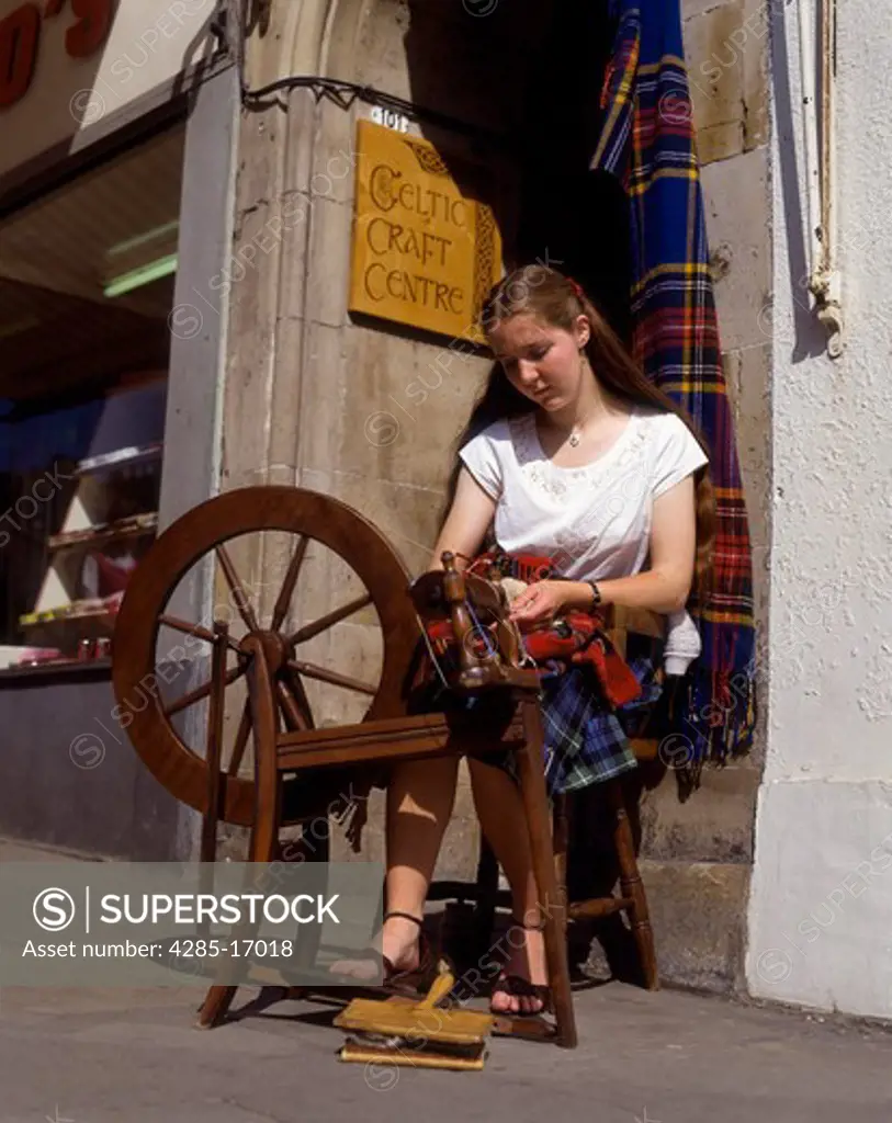 Girl Weaving Tartan ( Scottish Cloth ), Edinburgh, Scotland, United Kingdom ( Great Britain )