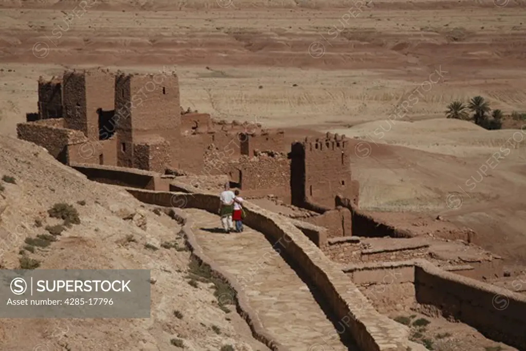 Africa, North Africa, Morocco, Atlas Region, Ouarzazate, Ait Benhaddou, Kasbah, Stony Desert, Couple