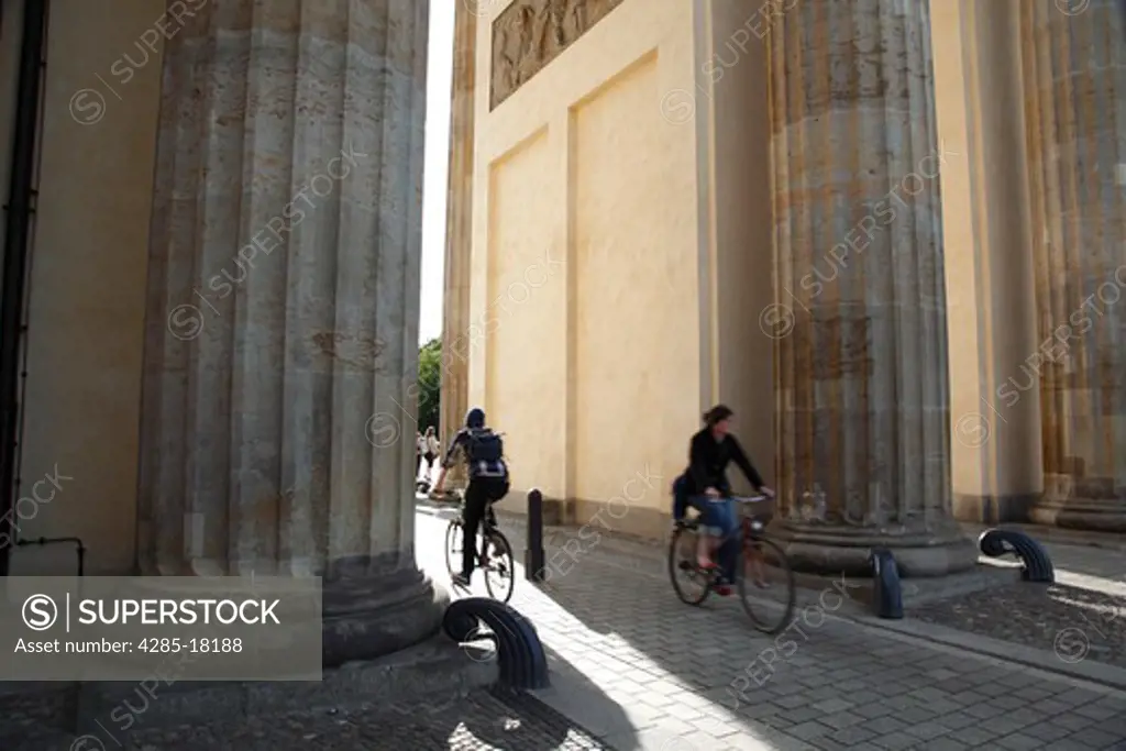 Germany, Berlin, Unter Den Linden, Pariser Platz, Brandenburg Gate, Brandenburger Tor, Tourists Riding Bicycles