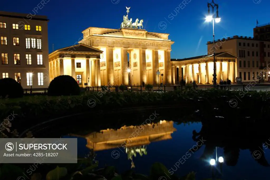 Germany, Berlin, Unter Den Linden, Pariser Platz, Brandenburg Gate, Brandenburger Tor, Reflection in Garden Lake, Floodlit