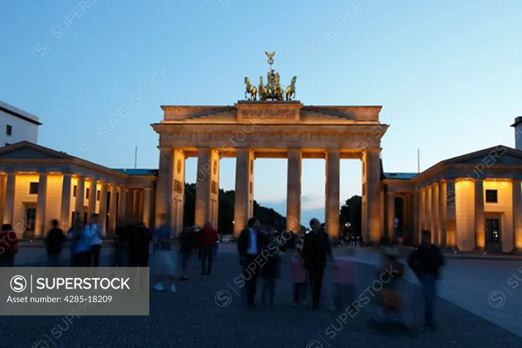 Germany, Berlin, Unter Den Linden, Pariser Platz, Brandenburg Gate, Brandenburger Tor, Tourists, Floodlit