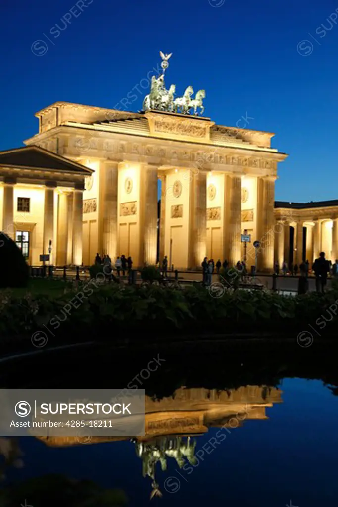 Germany, Berlin, Unter Den Linden, Pariser Platz, Brandenburg Gate, Brandenburger Tor, Reflection in Garden Lake, Floodlit