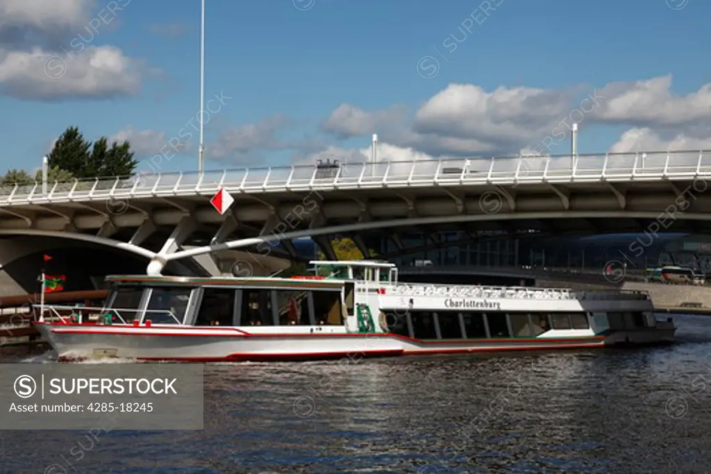 Germany, Berlin, Tiergarten Quarter, Kronprinzen Brucke, Bridge, Spree River, Tour Boat, River Cruise