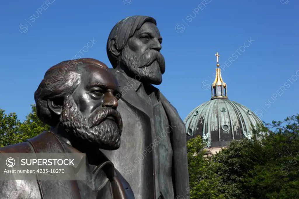 Germany, Berlin, Marx Engels Forum, Bronze Statues of Karl Marx and Friedrich Engels, Dome of Berlin Cathedral, Berliner Dom