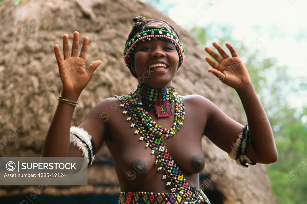 South Africa, Phe-Zulu, Zulu Woman Dancing