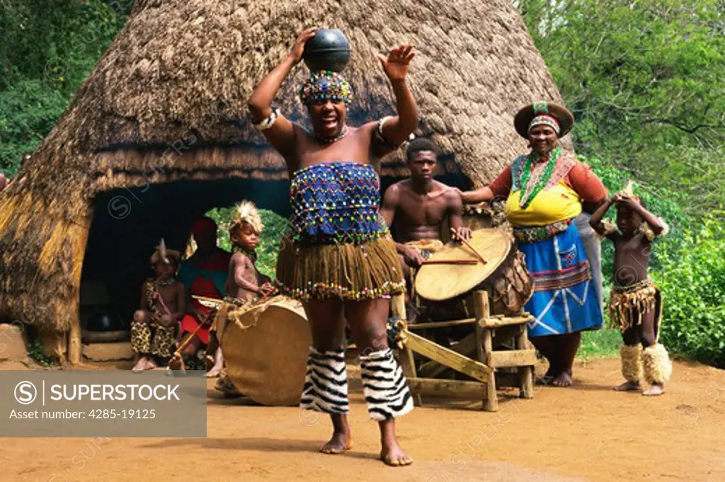 South Africa, Phe-Zulu, Zulu Woman Dancing