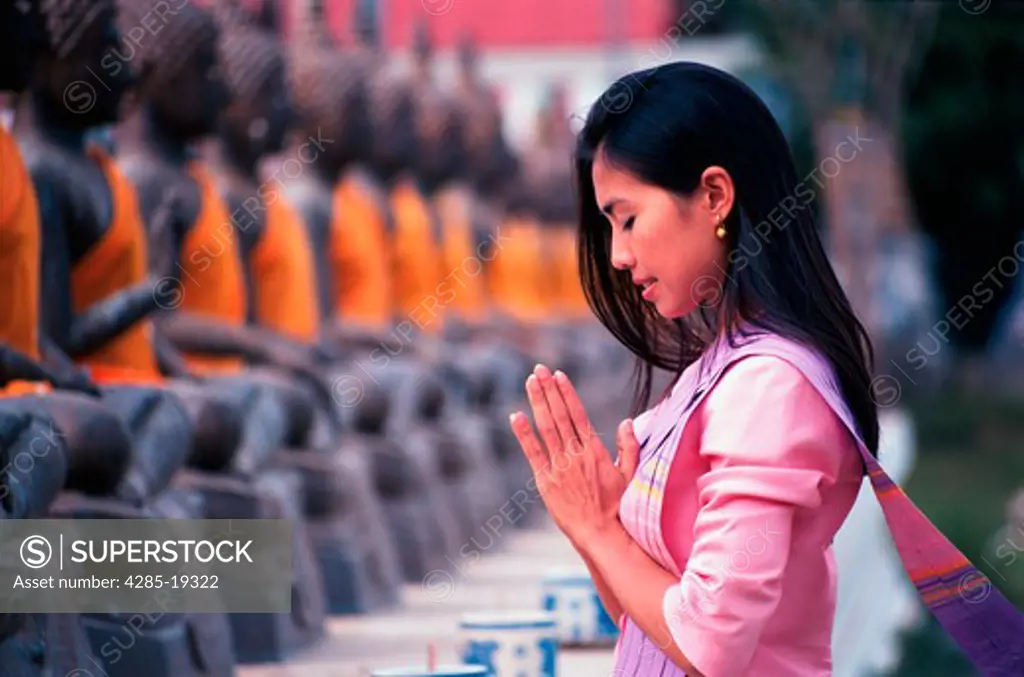 Thailand, Ayudhaya, Thai Girl Praying at Temple MR46-15