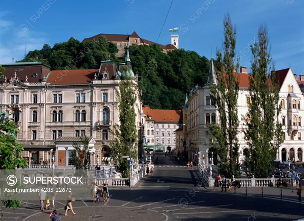 Slovenia, Ljubljana, Preseren Square, Triple Bridge, Ljublajna Castle