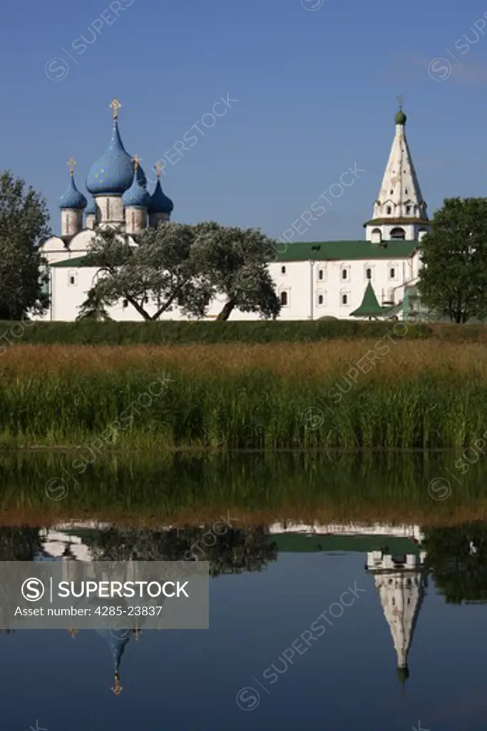Russia, Suzdal, The Kremlin, Cathedral of the Nativity of the Virgin (Rozhdestvensky Cathedral), Kamenka river