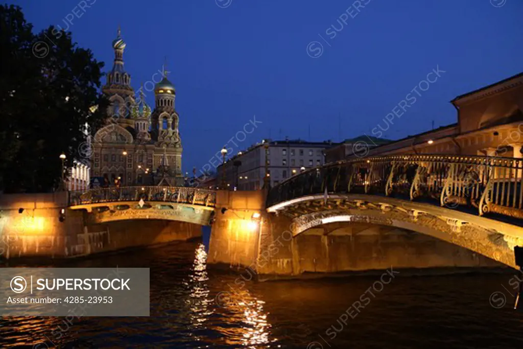 Russia, St Petersburg, Church of the Resurrection (Church on Spilled Blood), Little Stable Bridge (Malo-Konyushennyy most), Moyka River, Floodlit