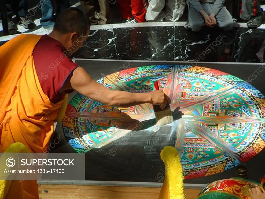 Tibetan Buddhist Monks destroy mandala (NMR)