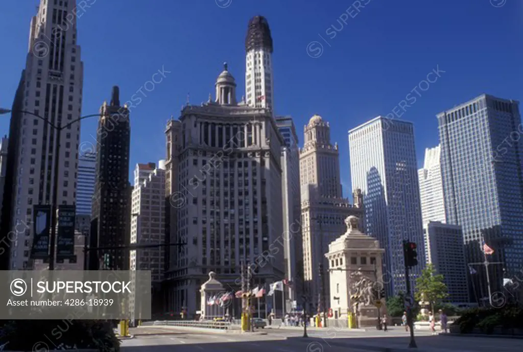 Chicago, Illinois, Skyline of downtown Chicago along Michigan Avenue Bridge. 