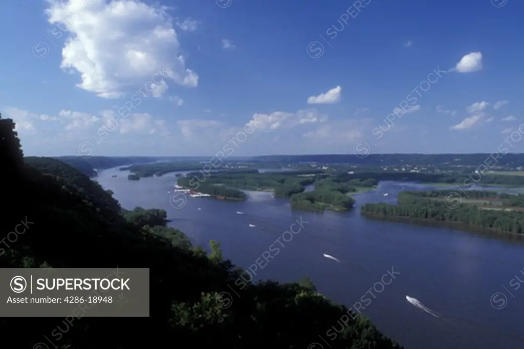 Iowa, Aerial view of the Mississippi River from Pike's Peak State Park in Dubuque.