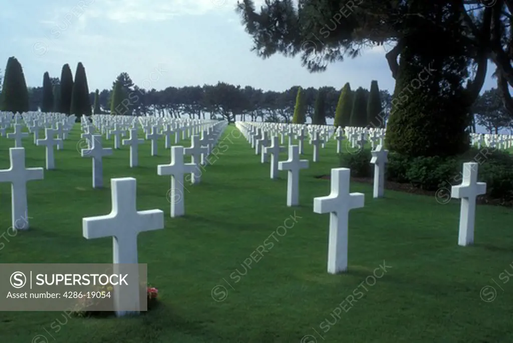 Normandy, France, Omaha Beach, Calvados, Europe, Grave sites marked with crosses for the men who lost their lives during the D-Day landings at the American Military Cemetery near Omaha Beach.