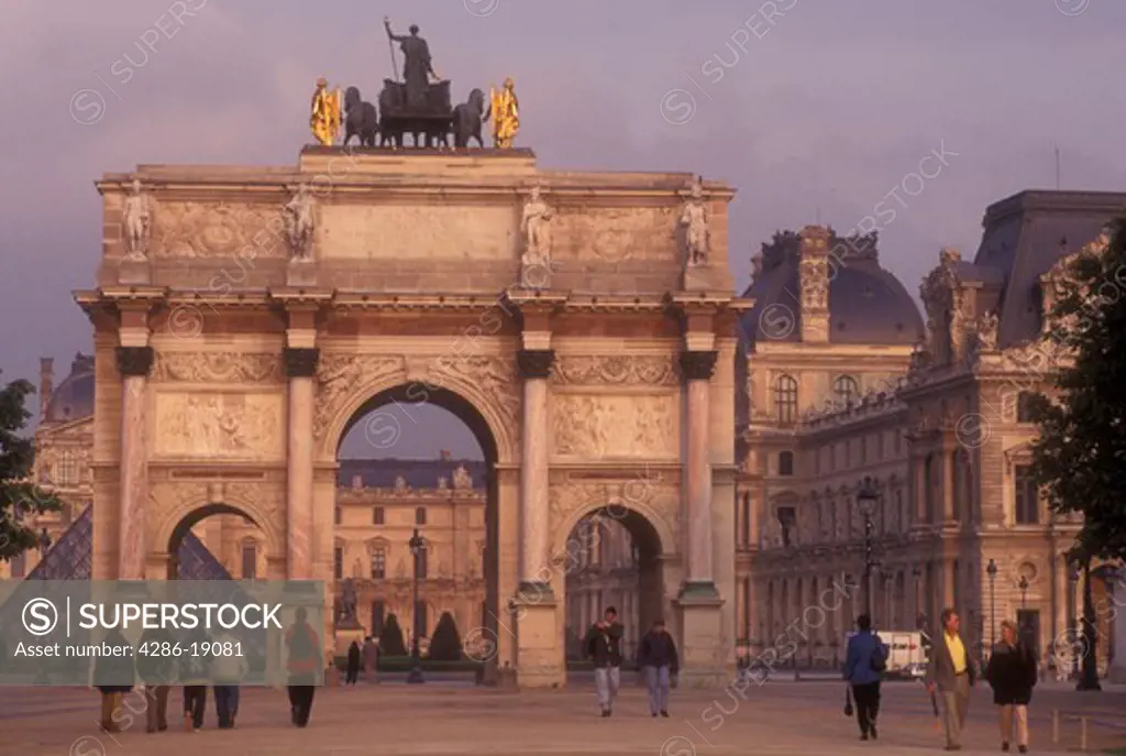 The Louvre, Paris, France, Europe, Jardins des Tuileries, Mini Arc de Triomphe at the Jardins des Tuileries with he Musee du Louvre (Louvre Museum) in the background in Paris. 