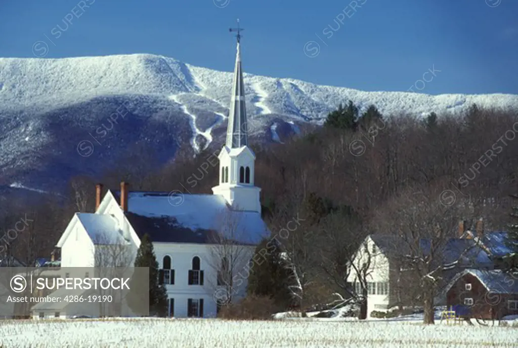 Vermont, church, Mad River Valley, Scenic New England village of Waitsfield and the Federated Church in the winter. Snow covers the Green Mountains and Sugarbush Ski Area in the background.