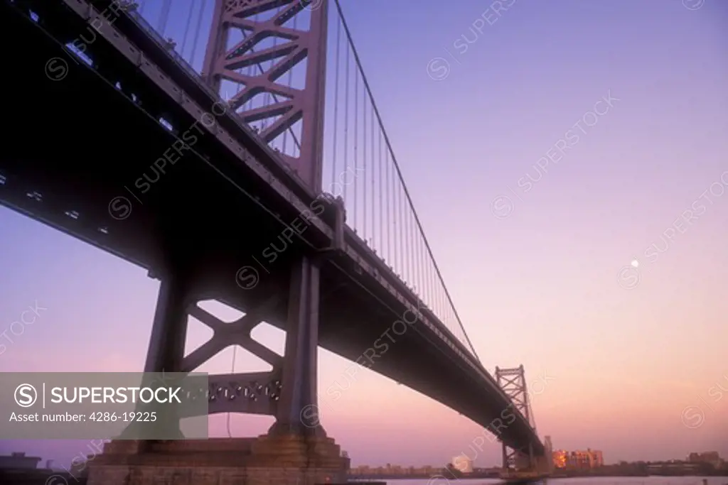 bridge, Philadelphia, Pennsylvania, The Benjamin Franklin Bridge spans across the Delaware River, New Jersey/Pennsylvania.