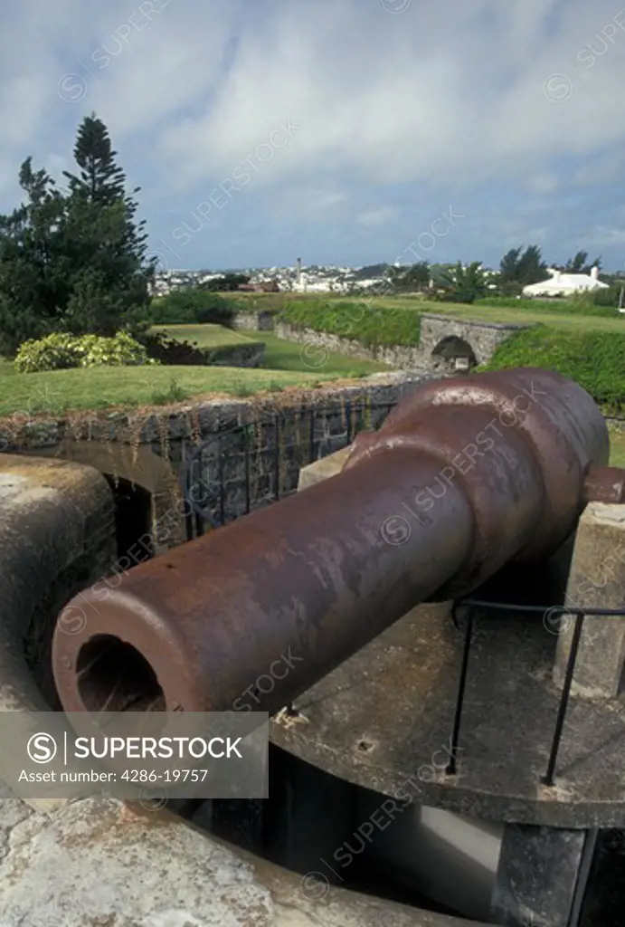 fort, cannon, Bermuda, Hamilton, A cannon sits on top of the ramparts at Fort Hamilton in Bermuda. 