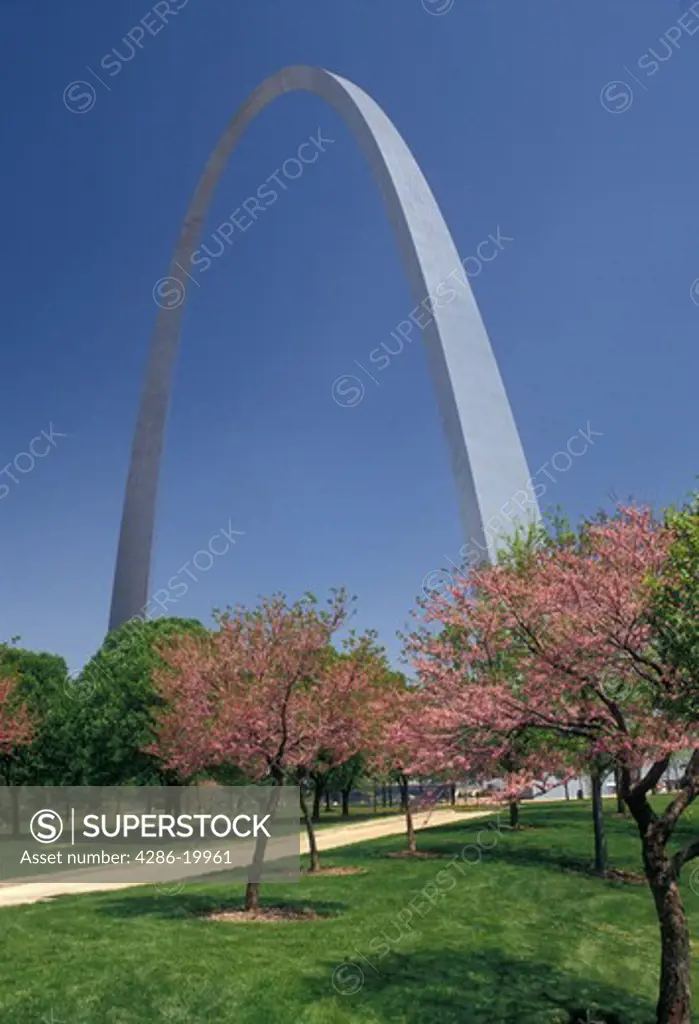 St. Louis, MO, Missouri, The Gateway Arch, Jefferson National Expansion Memorial, in Saint Louis in the spring. Gateway to the West.